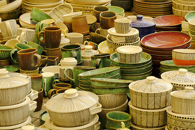 印度街頭市場上五顏六色的家用陶瓷產品。